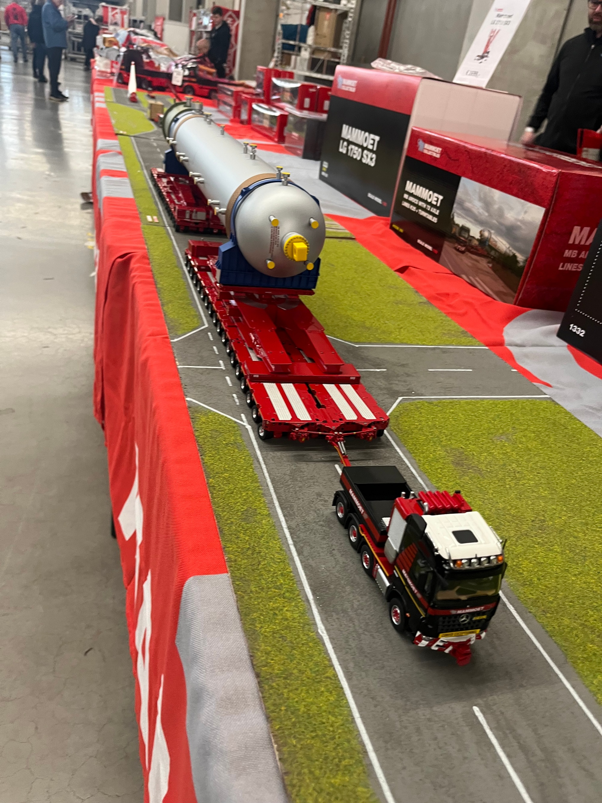 410338 - IMC - Mercedes-Benz Arocs mit 72 Achsen K25 + Drehscheiben Tieflader - Mammoet - NL